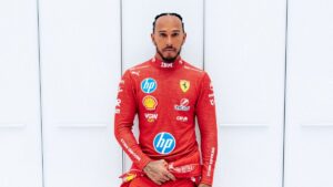 ¡Ya viste de rojo! Lewis Hamilton posa por primera vez con los colores de Ferrari