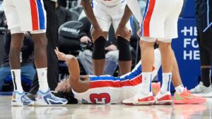 ¡Escalofriante! Jaden Ivey sale en camilla tras fractura en la pierna en el juego entre Pistons y Magic