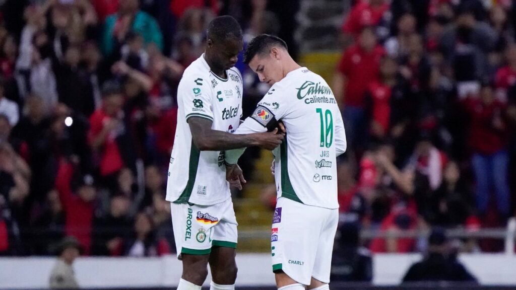 James como capitán con León