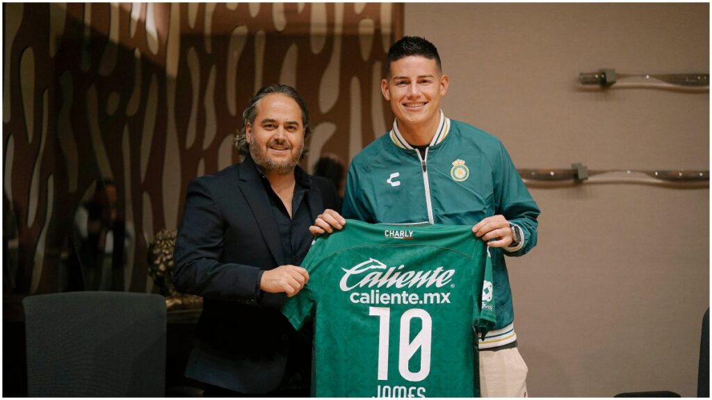 James Rodríguez firma con Jesús Martínez | Crédito: León