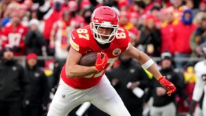 Travis Kelce rompe el récord de más partidos de 100 yardas en playoffs de la NFL