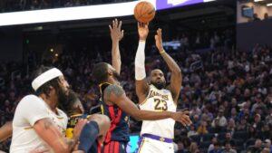 Anthony Davis y LeBron James guían la victoria de Lakers sobre los Warriors de Stephen Curry