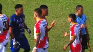 El tenso momento entre Leo Moreira y Fernán Faerron en Puntarenas vs Herediano