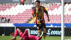 Leones Negros se devora a Dorados con un hat trick de Ocejo y los errores del portero José Castro