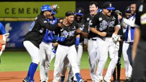 Licey deja en el terreno al Escogido en la entrada 14 para ganar el Juego 1 de la final de la Lidom 2025