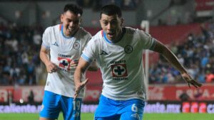 Erik Lira: “Había que sacar el pecho, somos Cruz Azul y se habla en la cancha”