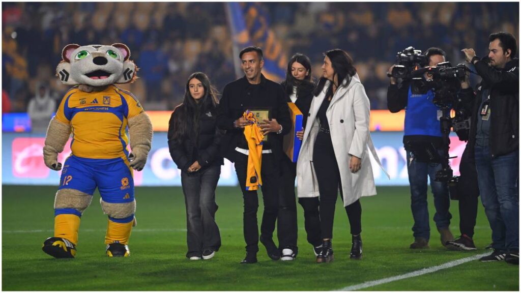Lucas Lobos recibe un homenaje con Tigres | Imago7
