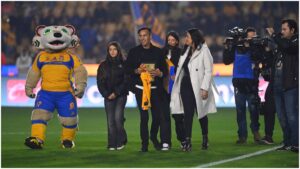 Lucas Lobos inmortalizado en el Volcán previo al Tigres vs Xolos