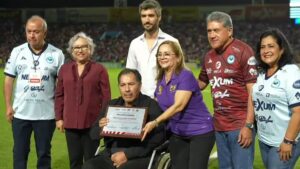 El ‘Maestro’ Benjamín Galindo recibe un homenaje en el duelo amistoso entre la Jaiba Brava y las Chivas