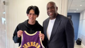 Magic Johnson le da la bienvenida a Roki Sasaki a los Dodgers con un regalo muy especial