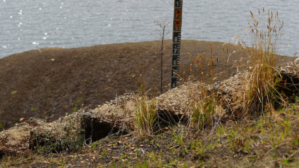 Medición en un embalse. - @AcueductoBogota.