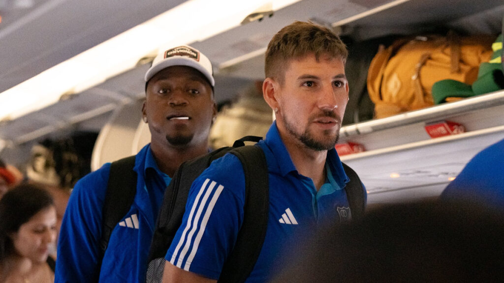 Iván Arboleda y Santiago Giordana, en un avión antes del percance. - @MillosFCoficial.