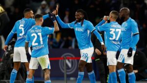 Napoli no falla y mantiene la distancia con el Inter en el liderato de la Serie A