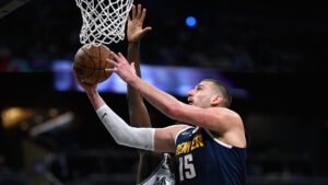 Nikola Jokic se luce con un triple-doble en la victoria de los Nuggets sobre el Magic