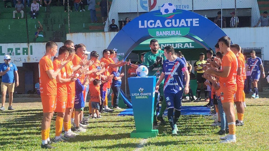 El pasillo de los jugadores de Achuapa a los de Xelajú.