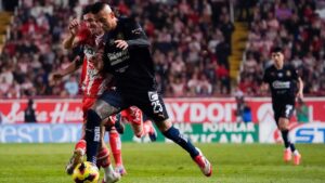 ¡Penal para Chivas! Roberto Alvarado cobra la pena máxima y anota el segundo ante Necaxa