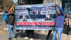 La afición de Cruz Azul protesta por el estadio y la salida de Martín Anselmi