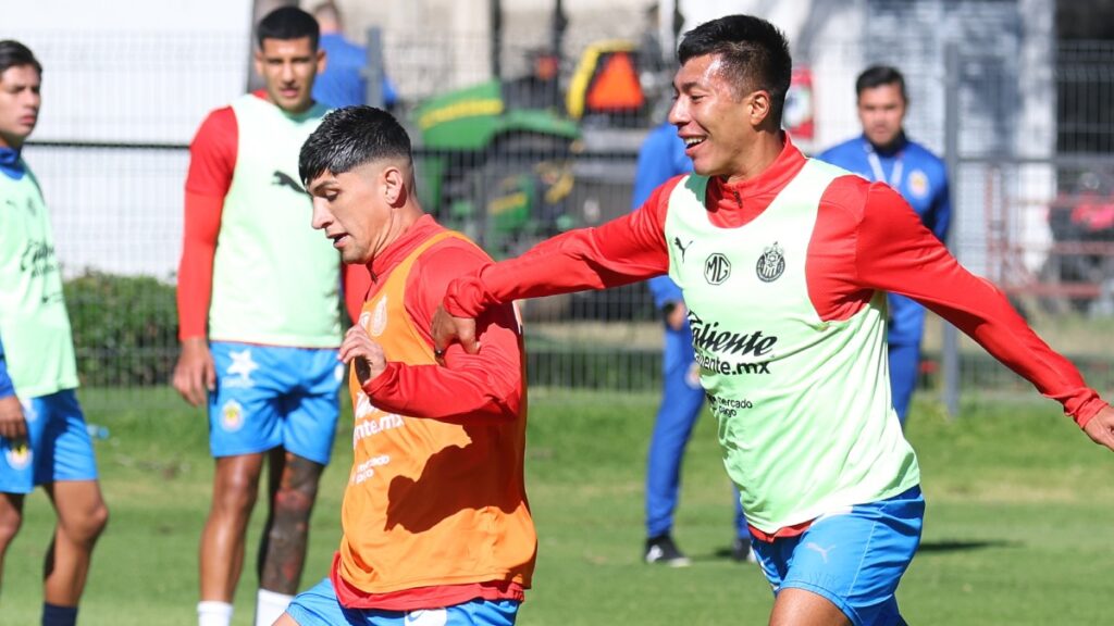 Alan Pulido es baja por lesión ante Tigres | @Chivas