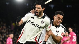 Raúl Jiménez hace historia y evita la caída del Fulham ante el Ipswich Town