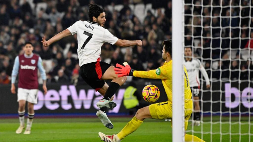 Raúl Jiménez fue titular ante el West Ham