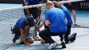 Partido de locura entre Sinner y Rune: red rota, calor intenso e imágenes preocupantes en el banquillo del italiano