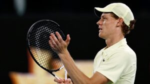 Jannik Sinner se instala en los octavos de final del Australian Open; Gael Monfils sorprende a uno de los favoritos