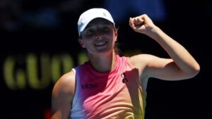 Iga Swiatek aplasta a Emma Raducanu y se mete a los octavos de final del Australian Open