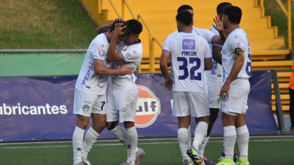 El festejo del segundo gol. (Comunicaciones)