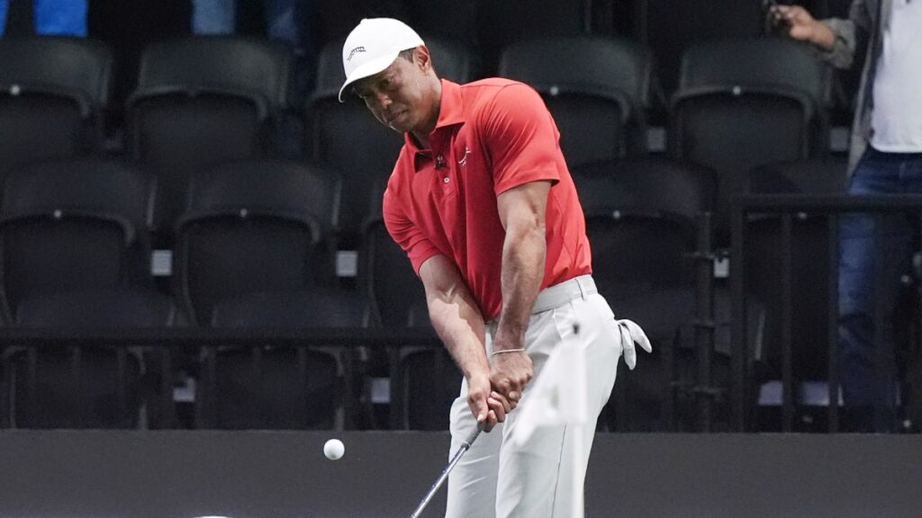 Tiger Woods durante un partido de golf en el TGL