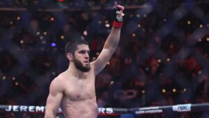 Islam Makhachev somete a Renato Moicano e impone récord de defensas del cetro del peso ligero en UFC 311