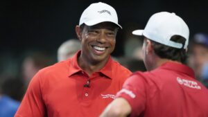 El show de Tiger Woods en la TGL: Entrada de leyenda, ovación y una falla que desató la risa