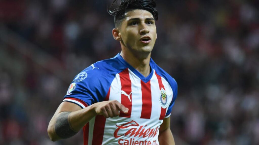 Alan Pulido entra de cambio ante Cibao y por fin ve minutos con las Chivas del Guadalajara
