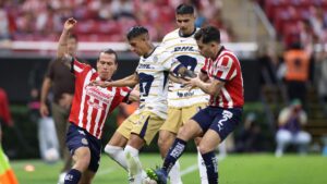 Chivas y Pumas, dos históricos que no levantan cabeza