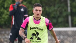 Juanfer Quintero alarga su debut con América
