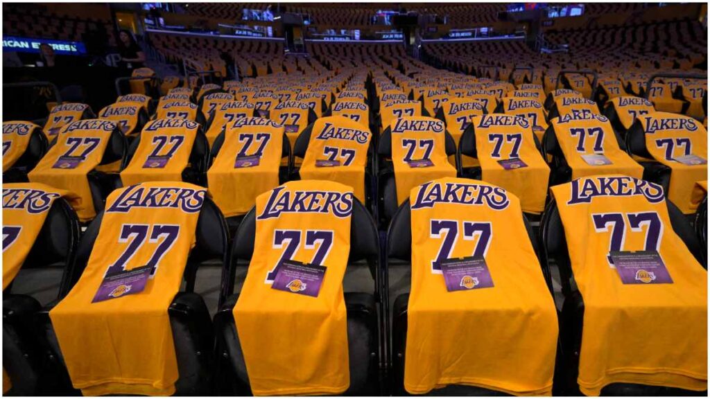 Los Angeles Lakers regalan jerseys de Luka Doncic | Reuters