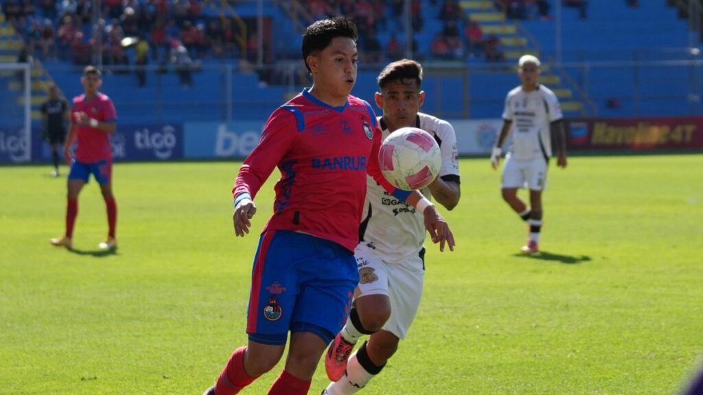 Emotiva igualdad entre Municipal y Mixco. (Camino al vestuario)