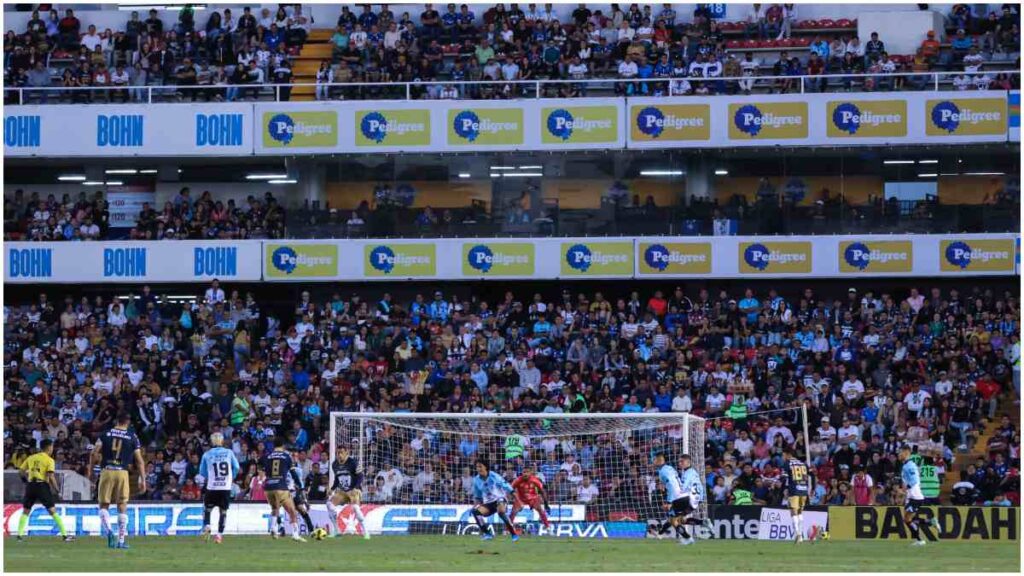 Afición de los Gallos Blancos recibe dura sanción | Imago7