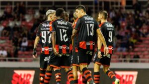 Alajuelense lo fichó, no juega y Jafet Soto arremetió contra Alexandre Guimarães