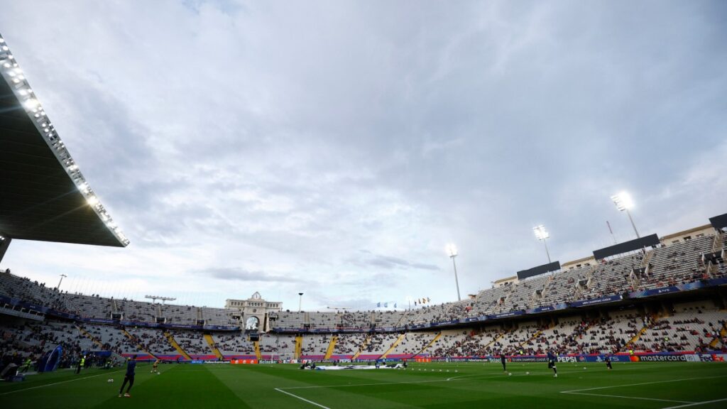 Barcelona no volverá al Camp Nou y se queda en Montjuic hasta la próxima temporada