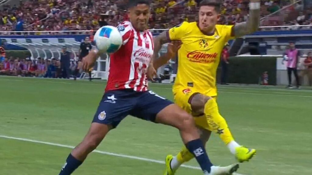 El árbitro no marca como penal una mano de Luis Romo