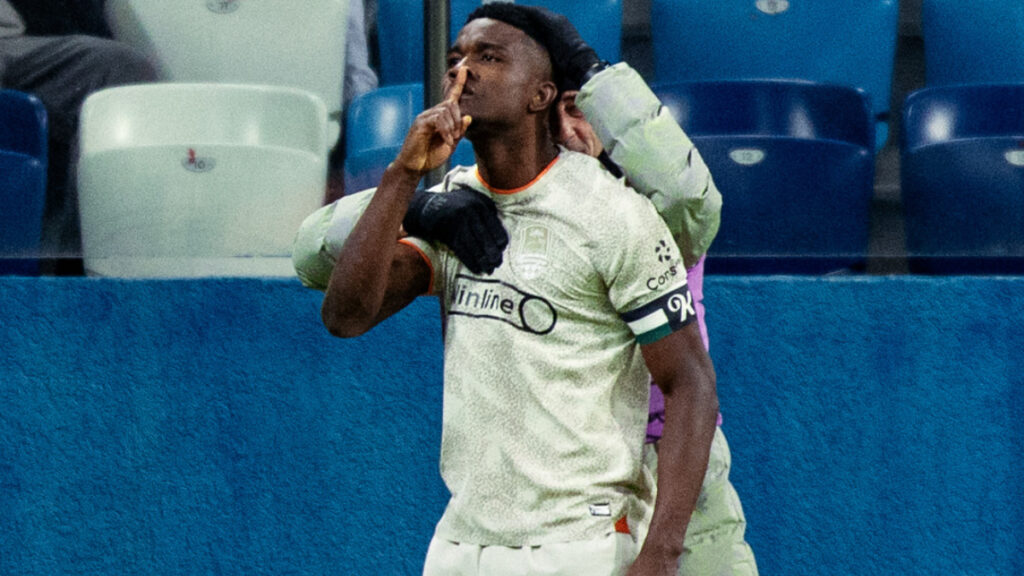 Jhon Córdoba celebra el gol. - @premierliga.