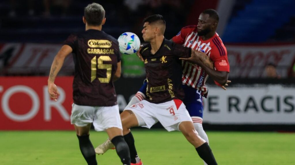 Una postal del duro juego en Barranquilla. Conmebol