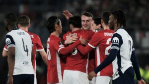 Lucas Bergvall condena al Tottenham y el AZ Alkmaar sorprende en el primer asalto