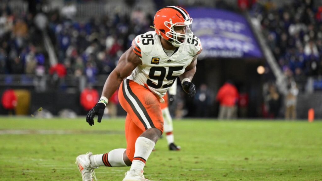 Según información de Adam Schefter ambas partes llegaron a un acuerdo récord que le da un salario de $40 millones al año, que incluye $123.5 millones en dinero garantizado, haciendo historia en la NFL.