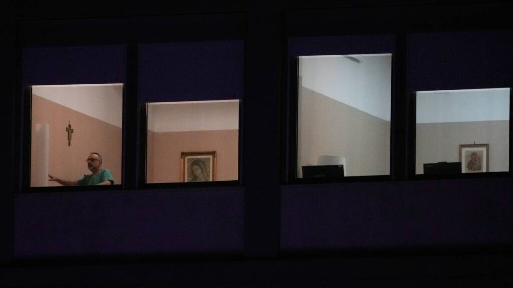 Hospital donde está ingresado el papa Francisco, en la Policlínica Agostino Gemelli en Roma. AP