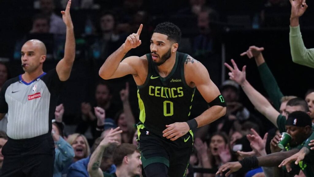 Jayson Tatum carga con los Celtics. Reuters