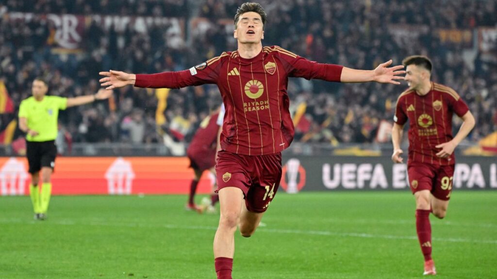 Eldor Shomurodov celebra el agónico gol de la victoria. (Reuters)