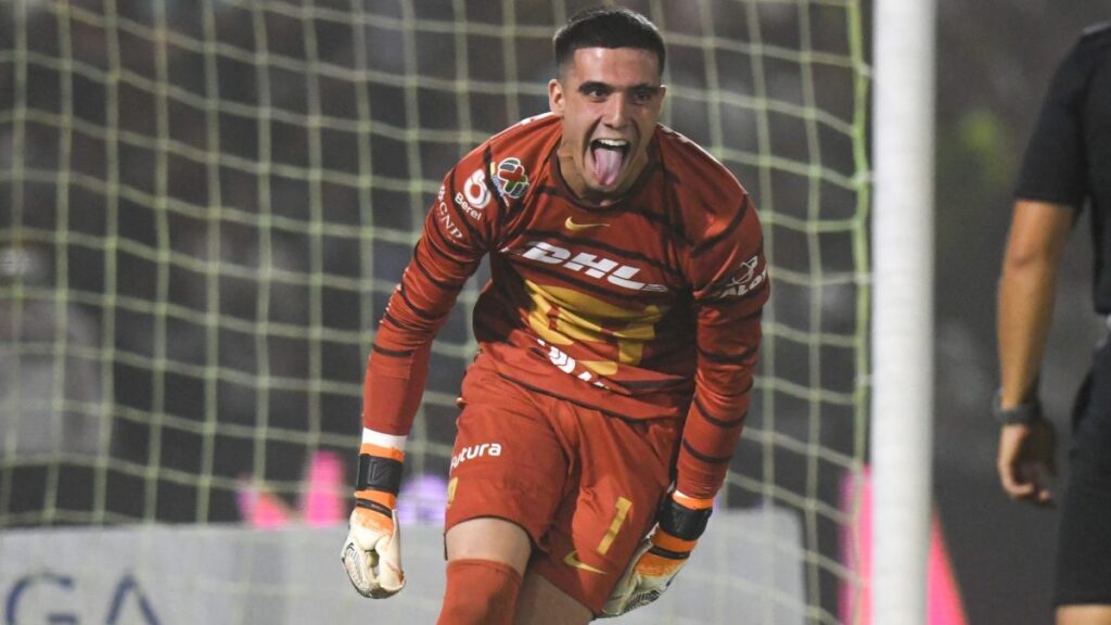 Alex Padilla en festejo con los Pumas