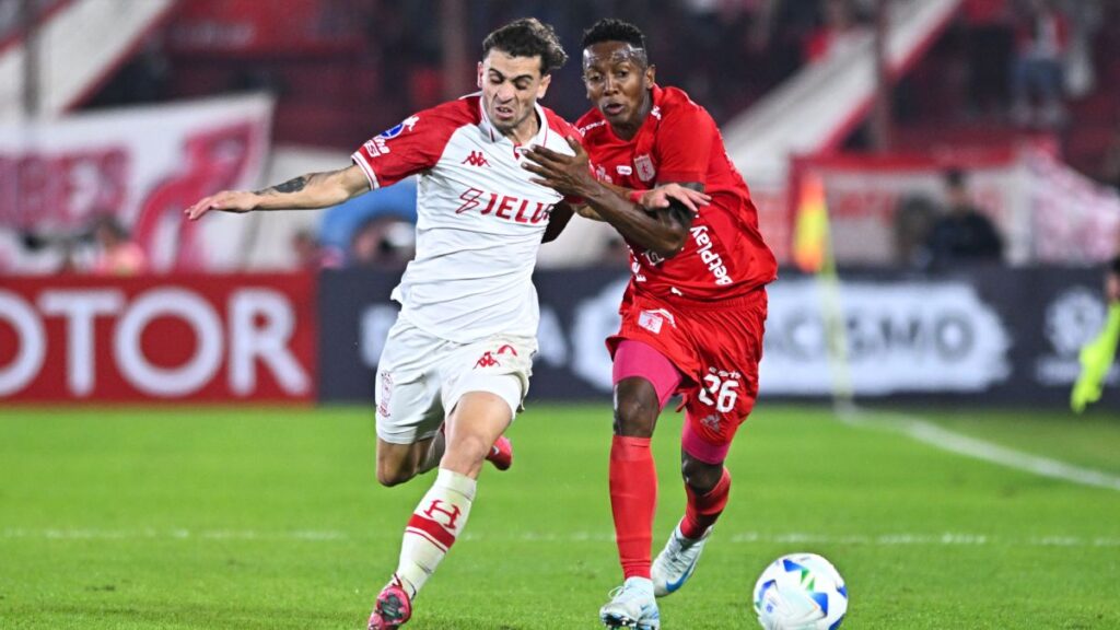 Una postal del duro juego en Parque Patricios. Rodrigo Valle/Getty Images