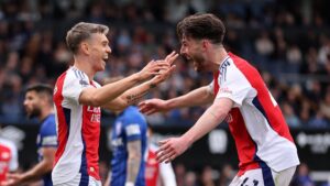 El Arsenal vence sin problemas al Ipswich Town y pospone el título del Liverpool en la Premier League